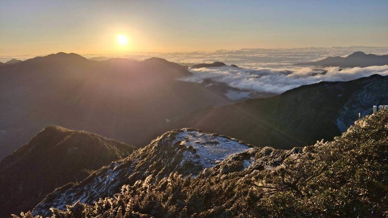 強烈大陸冷氣團及輻射冷卻影響，玉山氣象站11日凌晨有短暫降雪；凌晨2時50分最低溫為攝氏零下8.9度，有積雪結冰霜淞現象。（氣象署提供）中央社記者張雄風傳真　115年3月11日