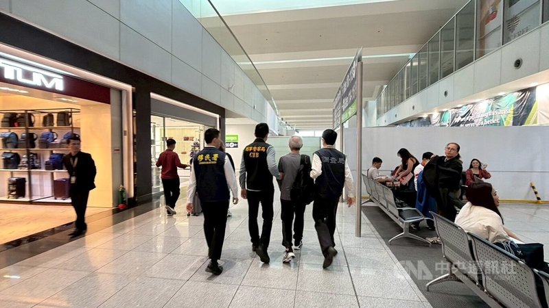 因毒品案遭通緝的製毒師張姓男子（右2）數年前潛逃菲律賓藏匿，因持毒遭菲律賓緝毒署查獲，於當地服刑完畢後，由刑事局和調查局於11日押解回台，解送高檢歸案。（翻攝照片）中央社記者黃麗芸傳真　115年3月11日