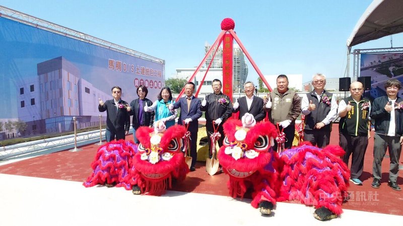 因應嘉義縣馬稠後產業園區供電需求，台電公司投入新台幣13億規劃興建馬稠D/S變電所，11日舉行動土典禮，預計118年年底完工。左4為嘉義縣長翁章梁。中央社記者蔡智明攝　115年3月11日