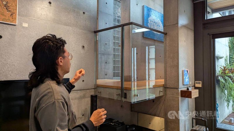 「模糊的風景」展正在桃園市中壢區襲園美術館展出，藝術家劉文豪（圖）展出2026年新作「雲」。中央社記者王寶兒攝　115年3月11日