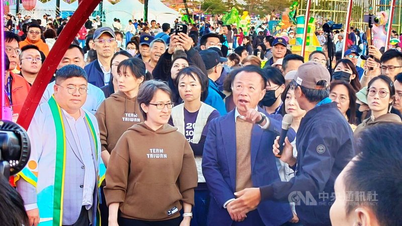 副總統蕭美琴（前左2）11日傍晚抵達嘉義縣參觀2026台灣燈會，嘉義縣長翁章梁（前左3）、民進黨立委蔡易餘（前左1）陪同。中央社記者蔡智明攝　115年3月11日