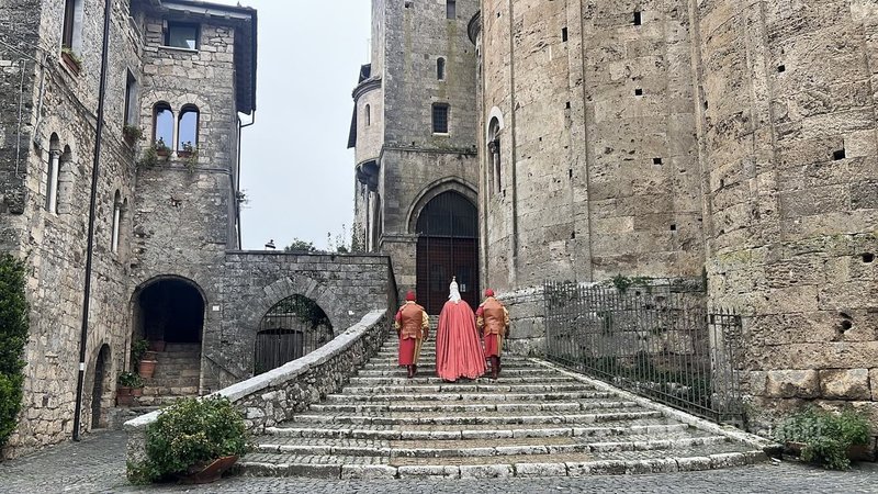 義大利中部古城阿納尼（Anagni）與鄰近3城共同角逐2028義大利文化首都，阿納尼在中世紀曾孕育4位教宗，宗教氣氛濃厚。圖為阿納尼市政府邀請中央社等外媒參訪，模擬重現中世紀教宗漫步情景。中央社記者黃雅詩阿納尼攝　115年3月11日