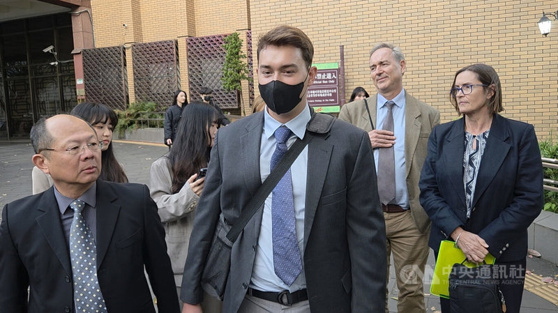 楊姓女子涉多次將老鼠藥摻入澳洲留學生蕭里（Alex Shorey）（中）的飲食中，遭台北地檢署依殺人未遂罪起訴。蕭里11日出庭作證，透過律師表示，希望法官對楊女處以適當量刑。中央社記者謝君臨攝　115年3月11日