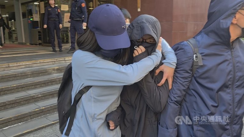 楊姓女子（中右）涉多次將老鼠藥摻入澳洲留學生蕭里（Alex Shorey）的飲食中，遭台北地檢署依殺人未遂罪起訴。台北地方法院11日開庭審理，楊女出庭應訊。中央社記者謝君臨攝　115年3月11日