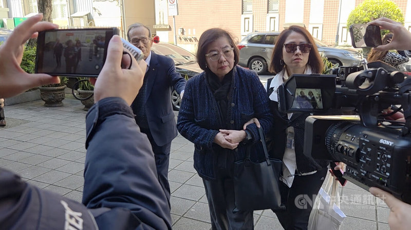 台北地方法院11日開庭審理罷免提議書涉偽造案，國民黨前台北市黨部主委黃呂錦茹（中）出庭應訊。中央社記者謝君臨攝　115年3月11日