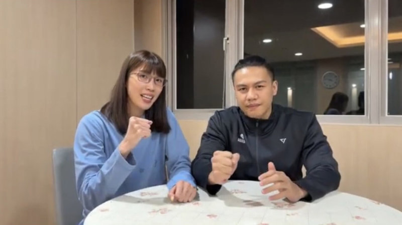 宏道基金會董事長林鴻道榮獲總統頒授「一等卿雲勳章」，基金會支持的拳擊好手黃筱雯（左）、甘家葳（右）11日一搭一唱錄製影片，向林鴻道表達祝賀。（宏道基金會提供）中央社記者黎建忠傳真　115年3月11日