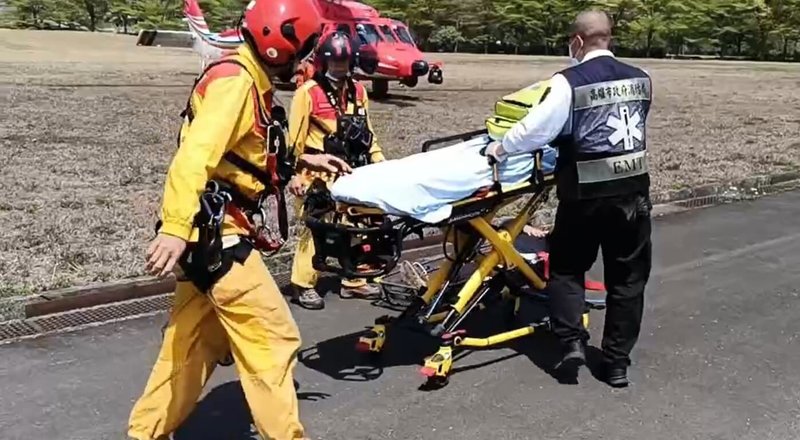 高雄市政府消防局11日獲報桃源區庫哈諾辛山屋救護案，現場為1名年約57歲工人身體不適，經直升機吊掛載送下山，由救護人員急救處置後送醫治療。（高雄市政府消防局提供）中央社記者張已亷傳真　115年3月11日