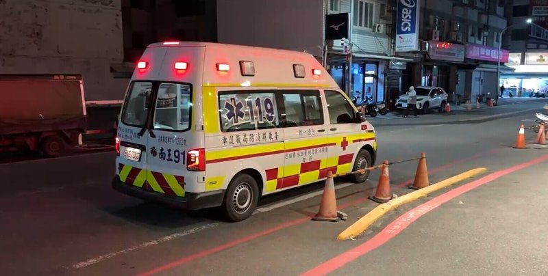 台東卑南鄉10日深夜發生持刀傷人案。1家人在工寮聊天小酌，忽然2男子闖入討債，爆發口角衝突，隨即持刀砍傷2人後逃逸，傷者送到台東基督教醫院醫治，所幸沒有生命危險。（民眾提供）中央社記者盧太城傳真 115年3月11日