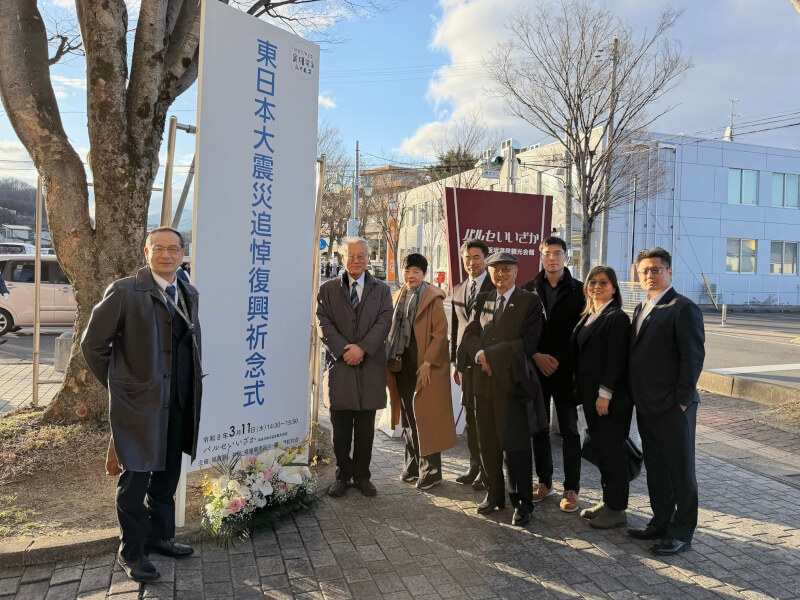 311東日本大地震15週年，台灣生技公司麗寶新藥11日參與福島震災復興祈念活動，麗寶新藥總經理劉朝瀚（右3）、台灣駐日副代表蔡明耀（右4）、福島縣政府政策總監佐藤安彥（右5）、財團法人醫界聯盟基金會執行長林世嘉（右6）等人合影。（麗寶新藥提供）中央社　115年3月11日