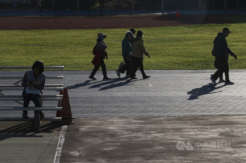 隨冷空氣減弱，11日台北市陽光露臉、氣溫略為回升，民眾到戶外散步活動，地面映出長長人影。中央社記者鄭清元攝　115年3月11日