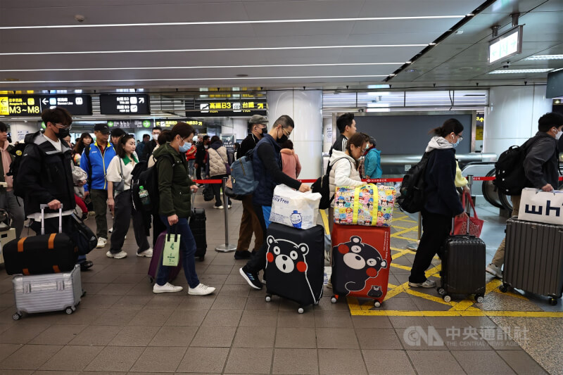 圖為捷運台北車站連接雙鐵入口，許多民眾提行李箱準備搭車。（中央社檔案照片）