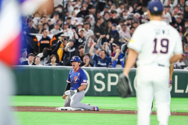 世界棒球經典賽（WBC）8日在東京巨蛋上演台韓大戰，10局上台灣隊長陳傑憲（左）上場代跑，蔣少宏、江坤宇犧牲短打，助陳傑憲跑回超前分。（中央社檔案照片）
