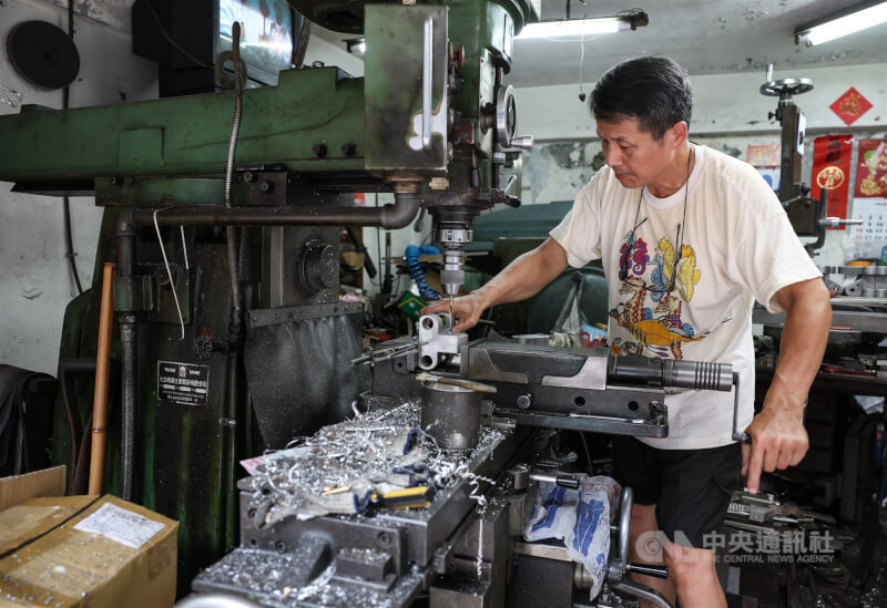 圖為台北市大同區的製造加工業者作業情形。（中央社檔案照片）