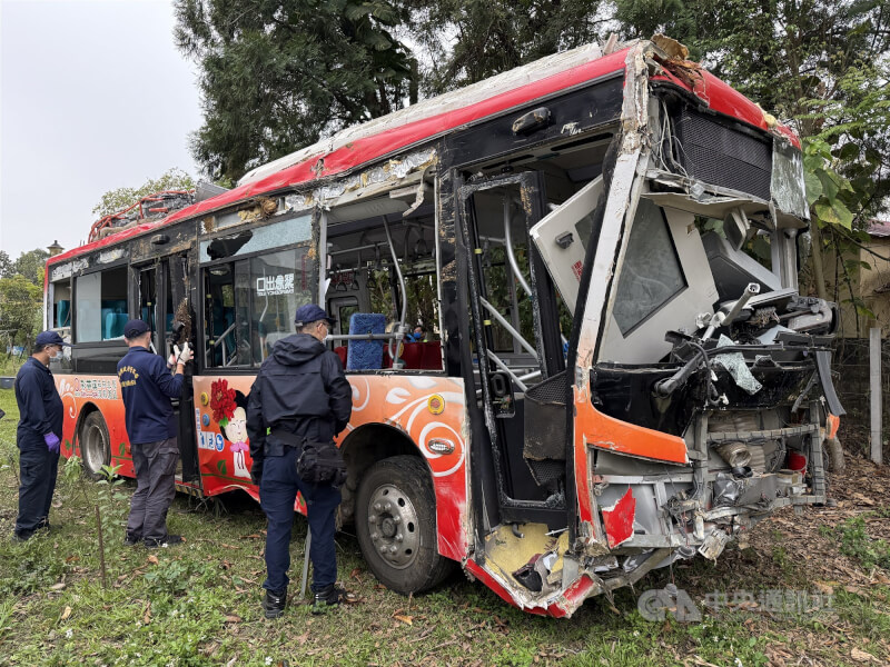 南投縣杉林溪森林生態渡假園區1輛園區電動接駁車9日墜落邊坡，釀駕駛與乘客共1死7傷，南投縣警察局鑑識人員、國家運輸安全調查委員會10日採證，針對撞擊點、儀表板、車體內外等仔細拍照。（中央社檔案照片）