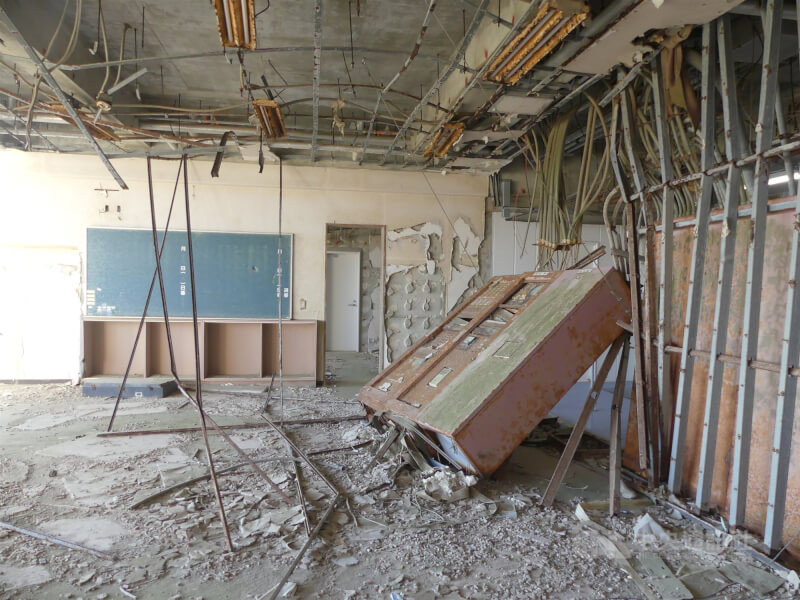 在日本311大地震中被海嘯沖毀的請戶小學，校舍如今成為展示館。圖為檔案櫃被海嘯沖倒，但太過笨重得以留在原地，黑板也因為釘在牆上得以留存。（中央社檔案照片）