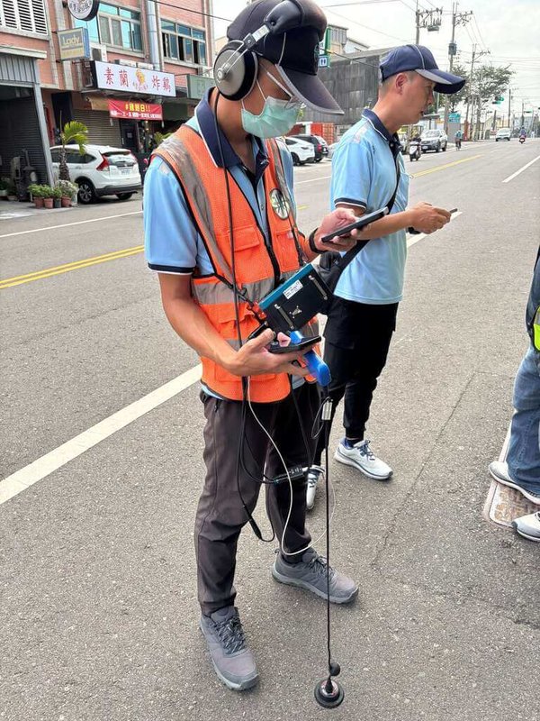 台灣自來水公司近年來持續推動老舊管線汰換工程，更導入AI科技檢漏。圖為檢漏人員使用AI判斷漏水。（台水提供）中央社記者曾智怡傳真 115年3月11日