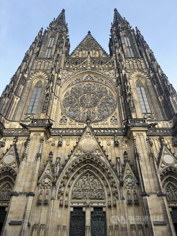 星宇航空將於8月1日開航直飛布拉格航線，蔡依林擔任宣傳大使，重新拍攝「布拉格廣場」MV，並來到布拉格的聖維特大教堂外取景。中央社記者劉郁葶布拉格攝　115年3月11日