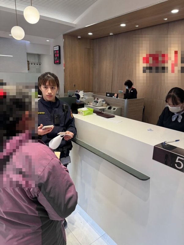 台南市高姓女子疑遭詐騙，10日在銀行欲提領新台幣500萬元，且向行員宣稱「購買黃金」，警方獲報到場苦勸，才讓高女取消提款念頭，保住積蓄。（台南市警局提供）中央社記者張榮祥台南傳真　115年3月11日