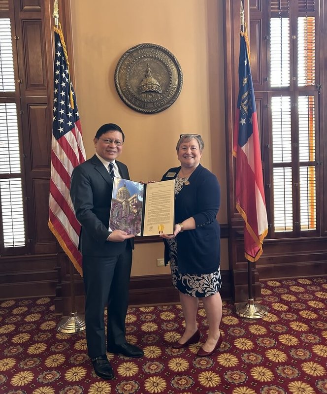 美國喬治亞州眾議員魯普頓（右）將喬治亞州眾議會友台決議文交給駐亞特蘭大辦事處處長林主恩（左）。（駐亞特蘭大辦事處提供） 中央社記者侯姿瑩華盛頓傳真　115年3月11日