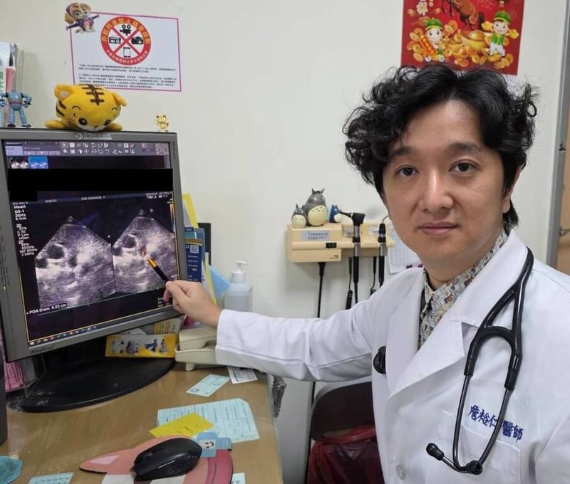 苗栗縣大千綜合醫院11日表示，小兒心臟科醫師詹裕仁（圖）與台中榮總聯手，成功完成苗栗縣首例「兒童心導管微創關閉手術」，為縣內孩童醫療寫下新頁。（大千醫院提供）中央社記者管瑞平傳真　115年3月11日