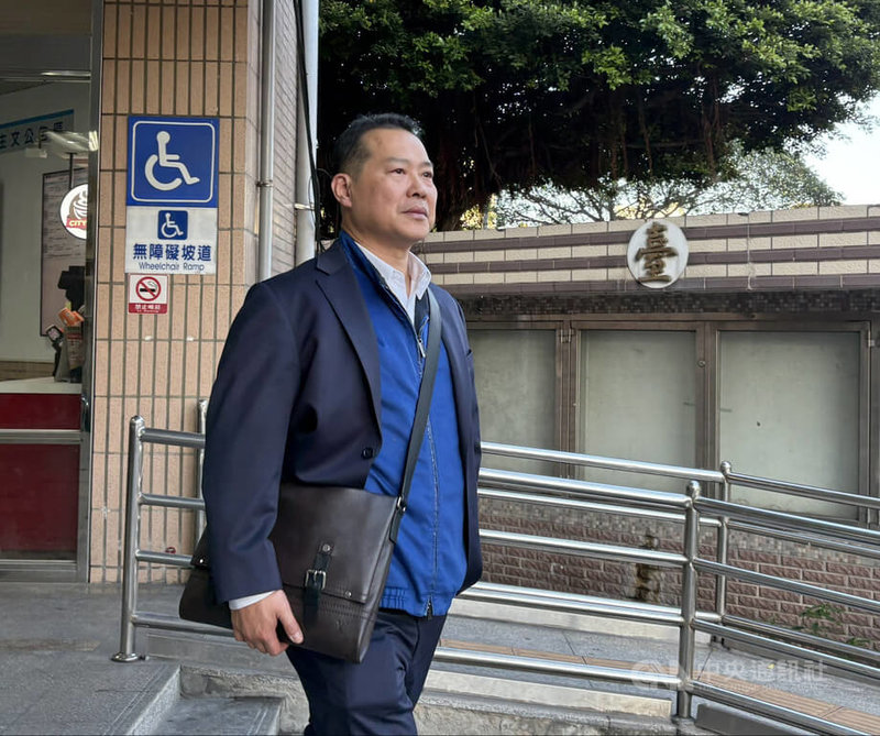 台中商業銀行前董事長王貴鋒涉以公務名義租豪車、招待所，導致公司受損逾新台幣11億元遭起訴。王貴鋒11日現身新北地方法院出庭。中央社記者曹亞沿攝　115年3月11日