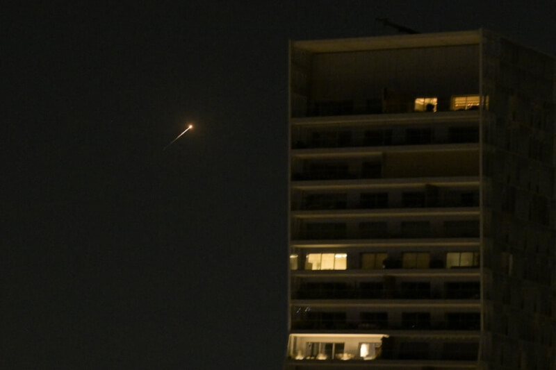 11日衝突中，伊朗發射飛彈，以色列試圖攔截。（路透社）