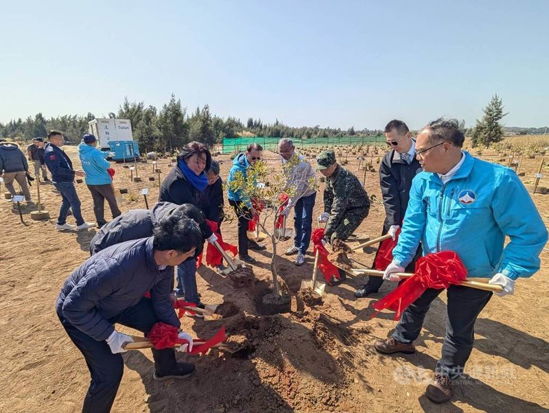 金門縣政府12日舉行民國115年植樹節活動，副縣長李文良（右1）、國民黨立委陳玉珍（前左3）出席，與在場社區居民、幼兒園學生等共同種下黃槿、海檬果、白千層、水黃皮等喬灌木。中央社記者吳玟嶸攝　115年3月12日