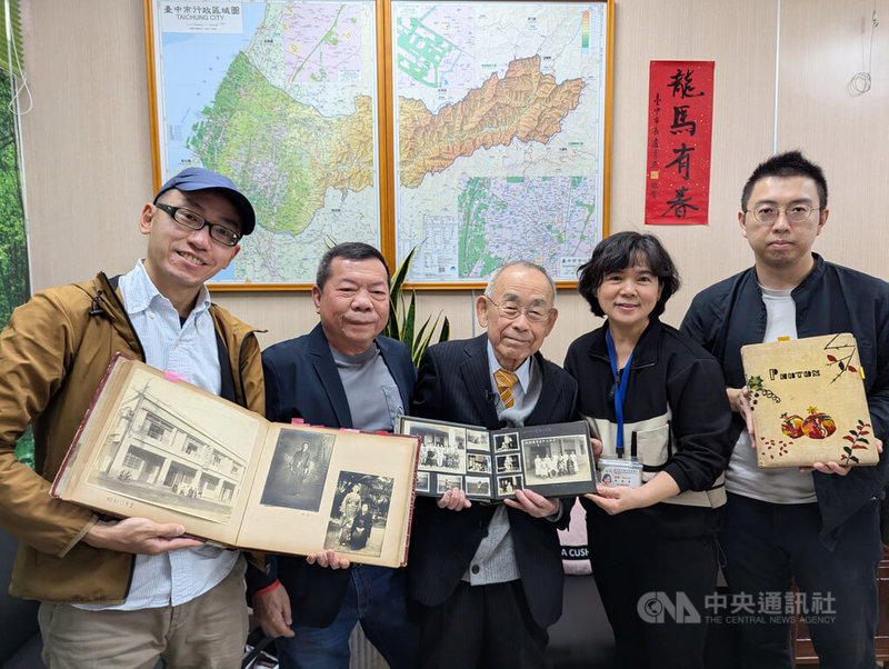 日治時期台中醫師石津坂一的後代石津宏（中）12日在當地文史團隊協助下到訪台中中區戶政事務所，申請父親當年的戶籍資料，他並希望能找尋到太平洋戰爭時期，幫助他們一家的台灣人後代。中央社記者蘇木春攝　115年3月12日