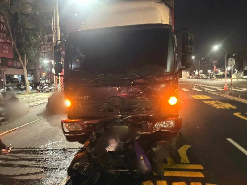 高雄小港區12日凌晨發生死亡車禍，陳姓男子騎機車沿漢民路西向東方向，疑因闖紅燈遭大貨車撞上，送醫宣告不治。貨車駕駛酒測值為0，詳細肇事原因仍待釐清。（高雄小港警分局提供）中央社記者洪學廣傳真 115年3月12日