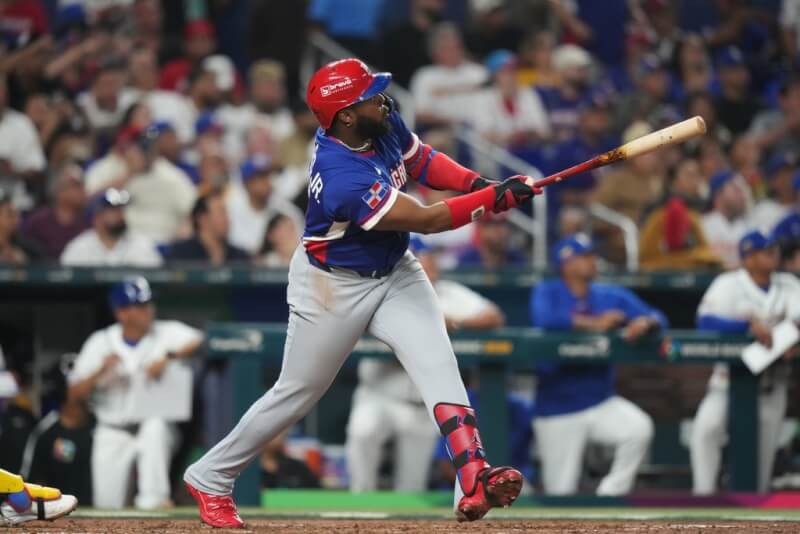 世界棒球經典賽D組賽事，多明尼加陣中打者小葛雷諾第3局敲出陽春砲。（美聯社）