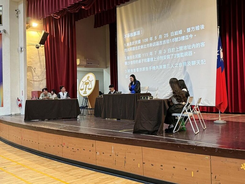 世新大學法律服務隊以模擬法庭形式，讓高中生體驗司法程序，落實法治教育向下扎根。（教育部提供）中央社記者許秩維傳真  115年3月12日