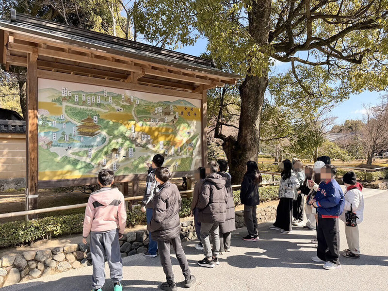 高雄市岡山區和平國小5000元日本畢業旅行近日出發，校方10日帶著13位畢業生造訪京都、大阪、奈良，展開5天4夜畢旅。（和平國小提供）中央社記者林巧璉傳真　115年3月12日