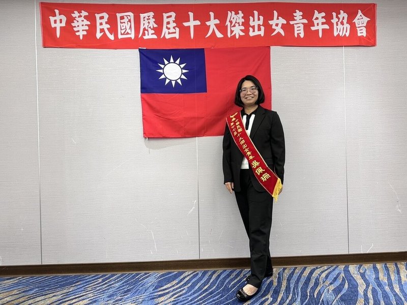 台東馬偕醫院急診醫師吳佩珊（圖）不僅負責急診量占台東一半的馬偕急診室，還要到偏鄉離島服務，更3度人道救援進入烏俄戰爭戰場搶救人命，榮獲中華民國第27屆「十大傑出女青年」肯定。（台東馬偕醫院提供）中央社記者盧太城台東傳真　115年3月12日
