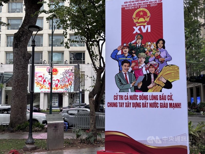 越南15日將舉行5年一度的全國選舉日，由人民投票選出國會代表及各級人民議會代表。近日河內市中心街頭，隨處可見各種海報、布條，推動選舉宣傳工作，邀請居民了解投票的權利和義務。中央社記者曾婷瑄河內攝115年3月12日