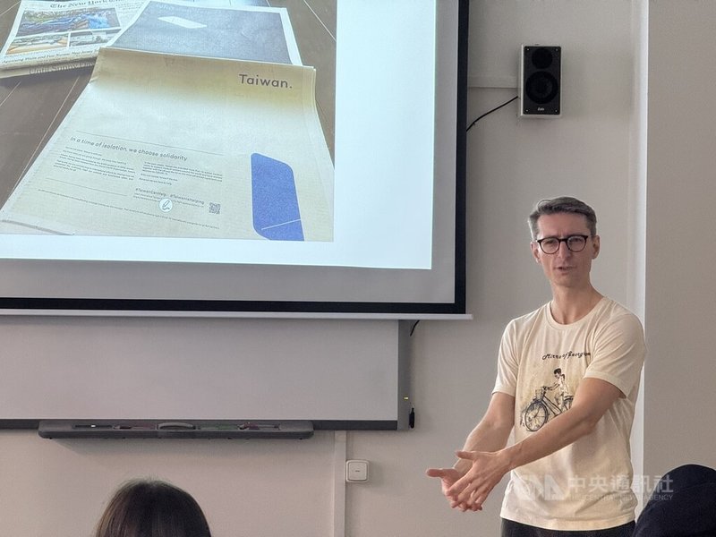 走進捷克查理大學（Charles University）課堂，學生就台灣的宗教文化、國族建構與數位民主展開討論，主題橫跨歷史、宗教學與政治學。台灣不再只是遙遠的地緣政治名詞，而是歐洲學生認識亞洲的重要窗口。中央社記者劉郁葶布拉格攝 115年3月12日