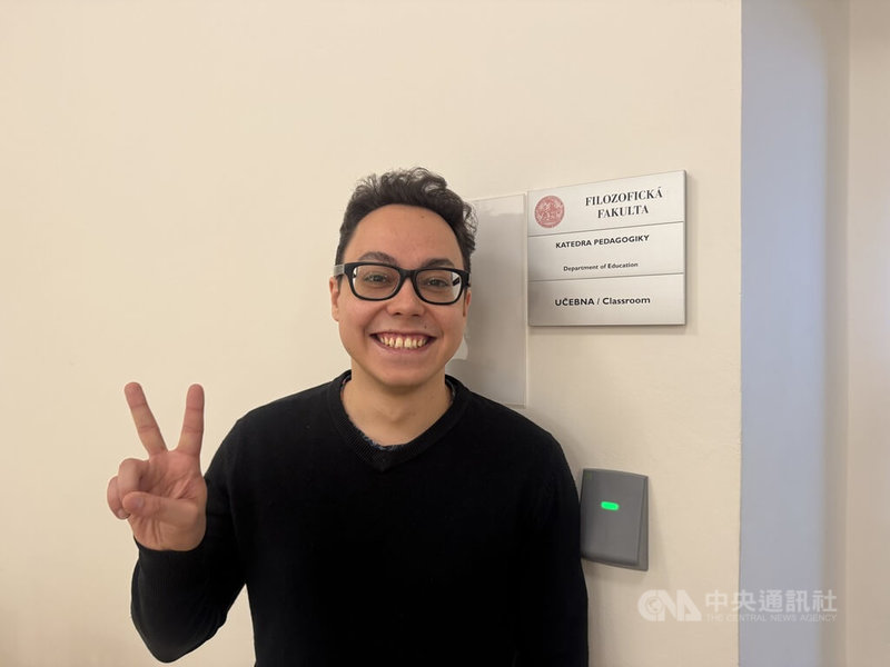 捷克查理大學漢學碩士一年級的學生包孟澤，修讀多門台灣議題課程。他告訴中央社記者，過去曾造訪台灣，走訪龍山寺等多處廟宇，對台灣宗教文化的生命力、熱鬧氛圍印象深刻。中央社記者劉郁葶布拉格攝 115年3月12日