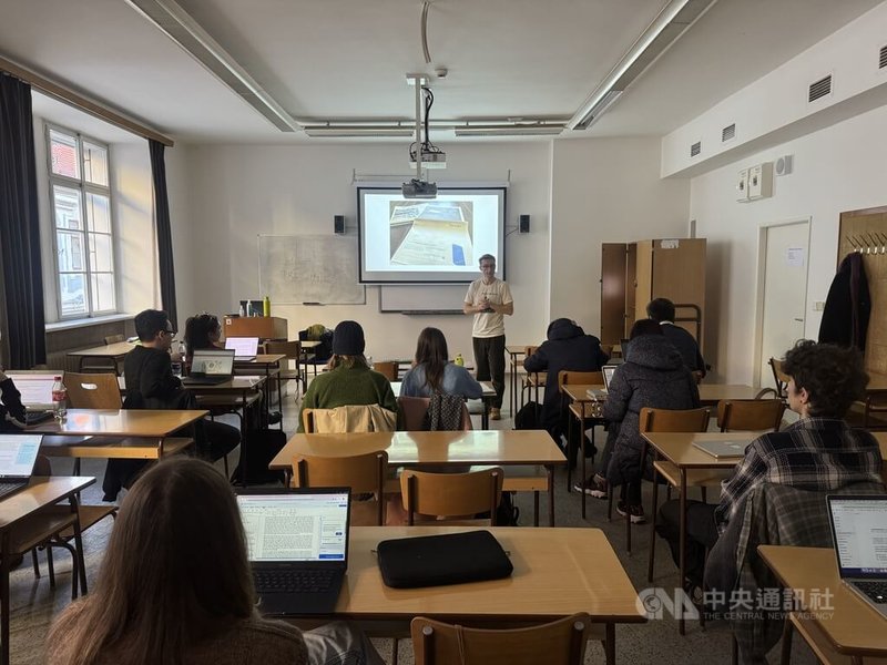 走進捷克查理大學的課堂，台灣議題成為學生討論焦點。在「台灣講座」計畫下，查理大學開設多門聚焦台灣的課程，學生就台灣的宗教文化、國族建構與數位民主展開討論。中央社記者劉郁葶布拉格攝 115年3月12日