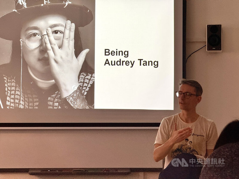 來到捷克查理大學開設的「當代台灣的民族國家建構與其歷史根源」課堂上，德籍教師田雅各（Jacob F. Tischer）介紹台灣前數位發展部部長唐鳳的「數位民主」理念。中央社記者劉郁葶布拉格攝 115年3月12日