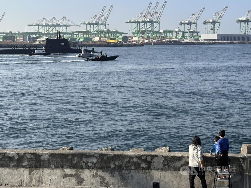 潛艦國造原型艦海鯤艦12日進行第6次潛航測試，有軍事迷帶著孩子一起在港邊等待，看到海鯤艦現身時，幼童興奮地說「我看到了，海鯤號出來了。」中央社記者林巧璉攝　115年3月12日