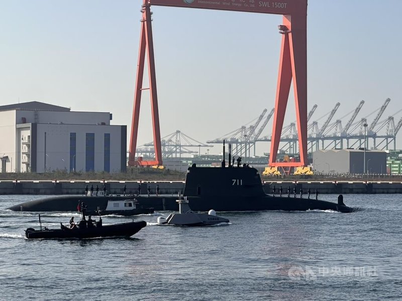 潛艦國造原型艦海鯤艦12日進行第6次潛航測試，台灣國際造船股份有限公司自主研發的「奮進魔鬼魚號」無人船伴航海鯤艦一起駛出船塢。中央社記者林巧璉攝　115年3月12日
