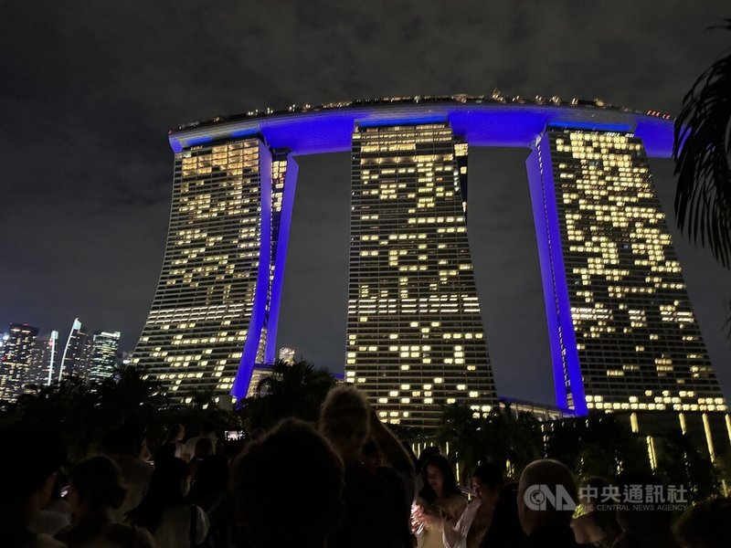 新加坡多數電力主要依賴進口天然氣，近年積極發展太陽能等再生能源。圖為新加坡金沙酒店夜景、燈火通明。中央社記者吳昇鴻新加坡攝 115年3月12日