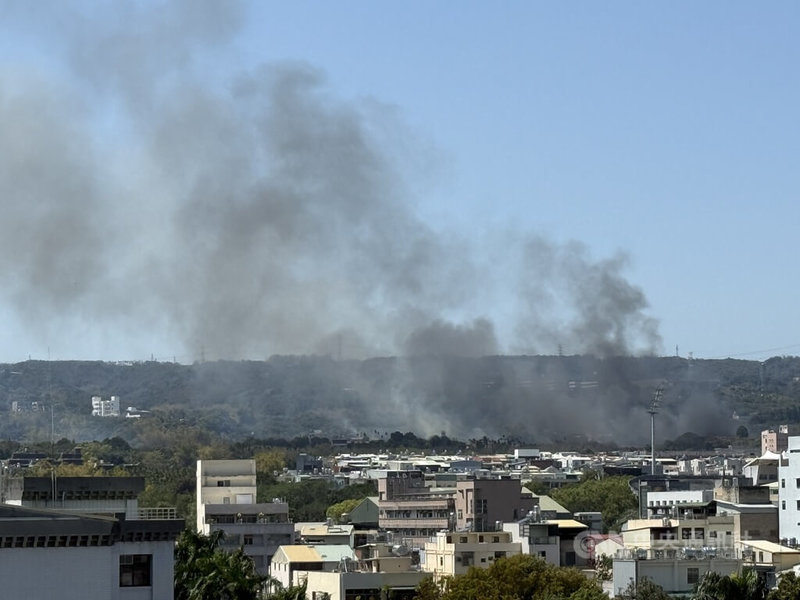 南投市清潔隊回收床墊處置區12日發生火警，現場火勢猛烈、濃濃黑煙直竄天際。中央社記者蕭博陽南投縣攝　115年3月12日