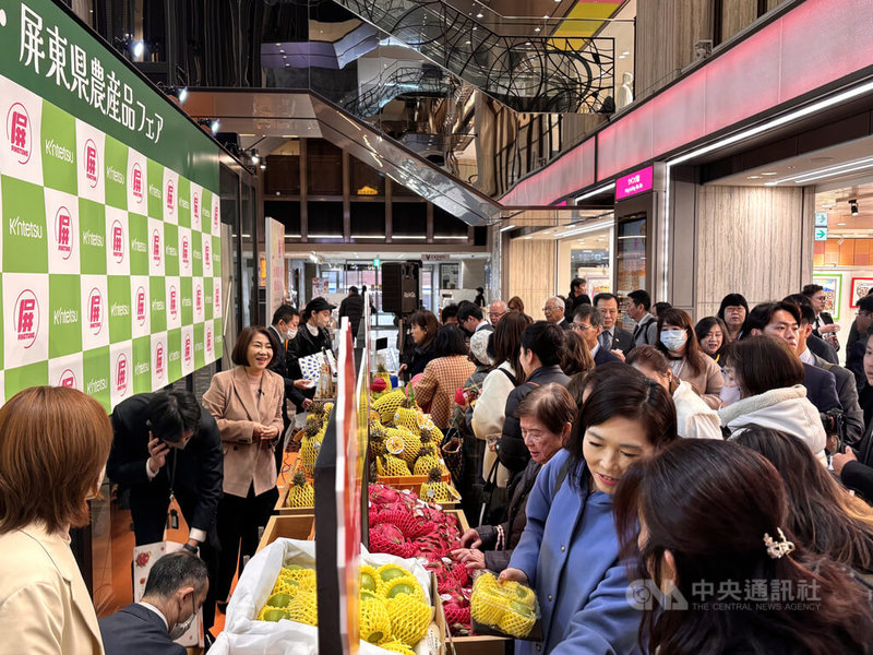 日本關西指標性通路「近鐵百貨阿倍野本店」12日舉行屏東農產品拓銷記者會，現場民眾購買踴躍。中央社記者戴雅真大阪攝　115年3月12日