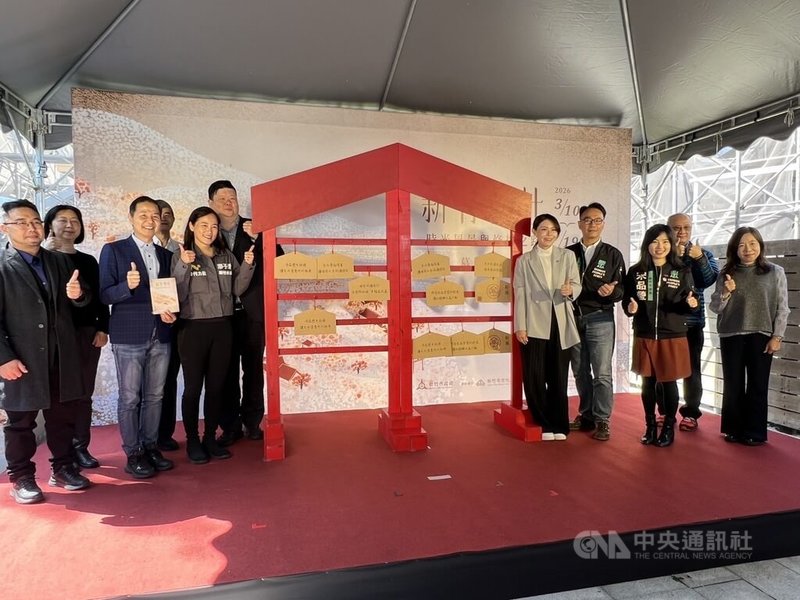 新竹市政府文化局12日於新竹少年刑務所演武場舉辦「新竹神社－時光風景與修復之路」開幕記者會，新竹市長高虹安（右5）等人到場。中央社記者魯鋼駿攝 115年3月12日