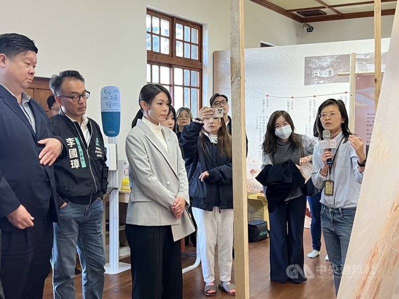 新竹少年刑務所演武場舉辦「新竹神社－時光風景與修復之路」特展。圖為新竹市長高虹安（前左3）等人12日參加開幕式後參觀展覽。中央社記者魯鋼駿攝 115年3月12日