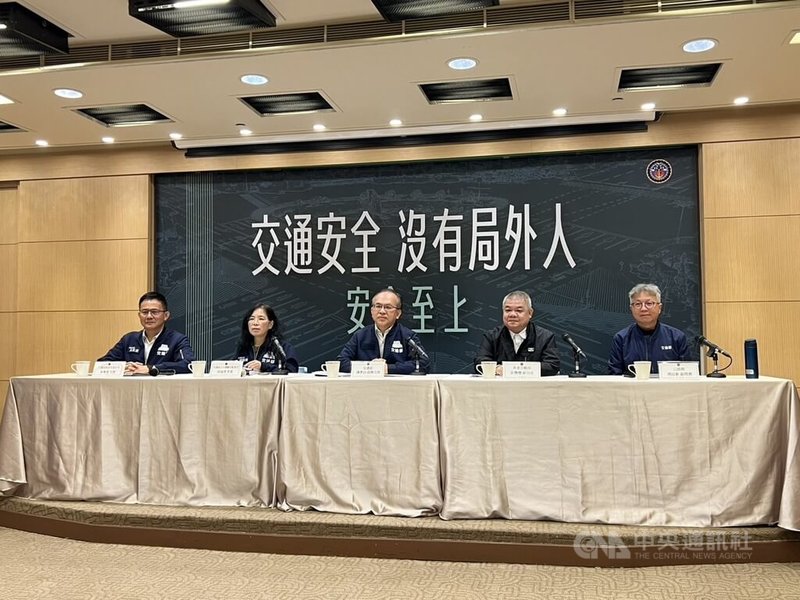 交通部政務次長陳彥伯（中）12日出席道路交通安全說明會表示，民國114年道路交通事故A30（事故為30日內死亡）2858人，較113年減少92人、減少3.1%，減幅跟原先預定每年約降7%目標仍有段距離。中央社記者黃巧雯攝　115年3月12日