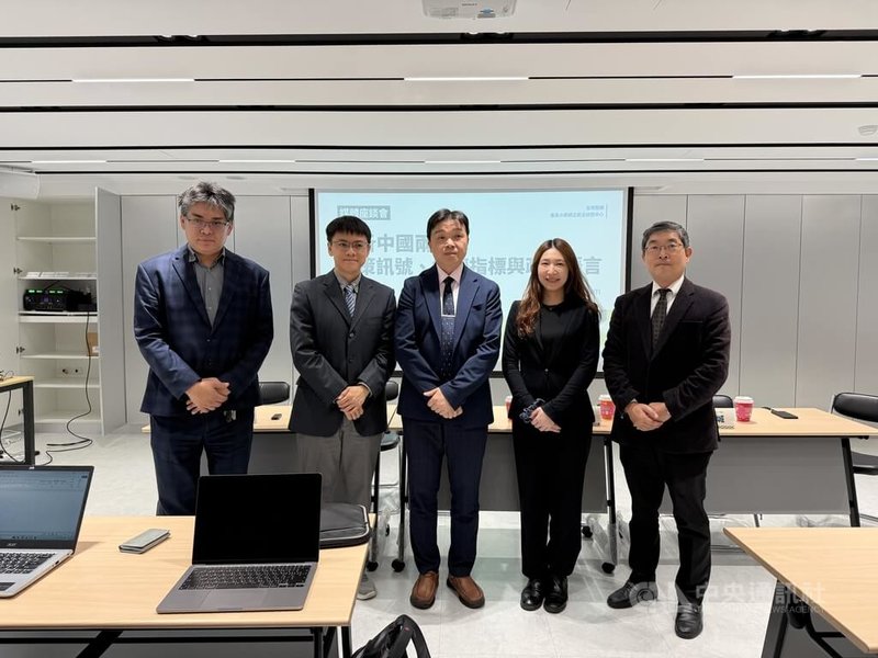 台灣智庫12日舉辦「解析中國兩會：政策訊號、經濟指標與政治語言」媒體座談會，由左至右為：中華經濟研究院第一研究所副研究員王國臣、東吳大學政治系副教授陳方隅、陸委會副主委沈有忠、國防安全研究院中共政軍與作戰概念研究所助理研究員方琮嬿、台北醫學大學通識中心教授張國城。中央社記者廖文綺攝　115年3月12日