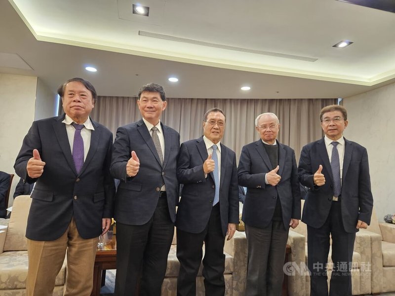 台塑企業舉行媒體春酒，包括台塑企業總裁暨南亞董事長吳嘉昭（中）、台塑化董事長曹明（左1）、台塑董事長郭文筆（左2）、台化董事長洪福源（右2）、台塑總管理處總經理林善志（右1）等集團最高主管全部到齊，宣誓台塑企業加速轉型，目標到2030年創造新台幣386億元的年效益。中央社記者曾仁凱攝　115年3月12日