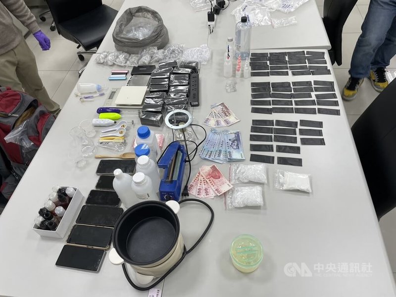 台中市郭姓男子因槍砲案件遭通緝，警方研判他可能持有槍械，危險性高，11日會同特勤警力前往其住處攻堅逮人，並查扣槍枝、大批毒品與分裝器具等贓證物。（翻攝照片）中央社記者蘇木春傳真　115年3月12日