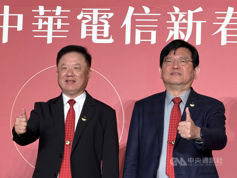中華電信12日舉辦新春媒體交流會，董事長簡志誠（左）、總經理林榮賜（右）表示，今年維持「穩穩向前」方針，追求營收與獲利持續成長，並推動更多子公司上市櫃。中央社記者吳家豪攝　115年3月12日